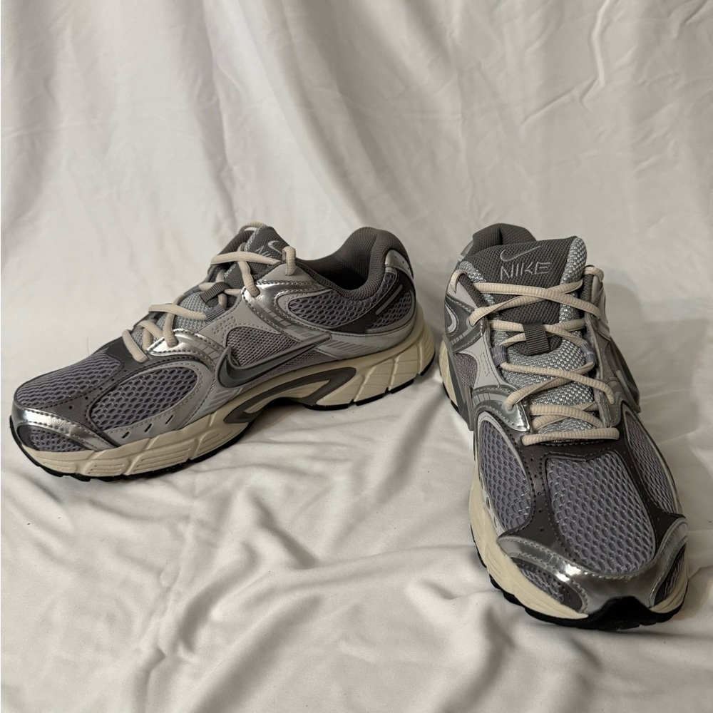 Nike Men's Silver and Gray Athletic Shoes